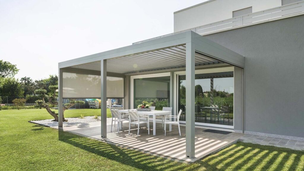 Installer une pergola bioclimatique.