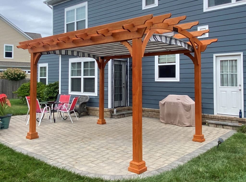 Poser une pergola en bois.