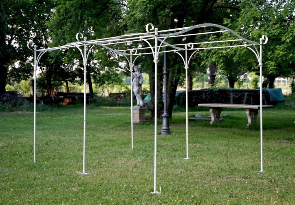 Installer une pergola en fer forgé.